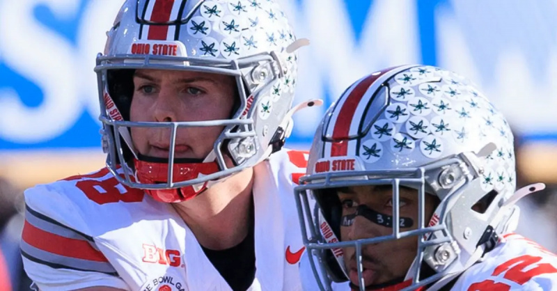 Närbild av klistermärken på Ohio State hjälmar