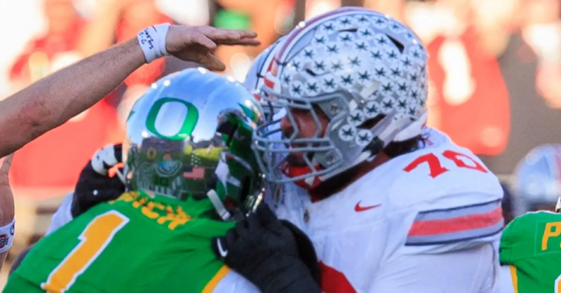 Sidobild av klistermärken på Ohio State hjälmar