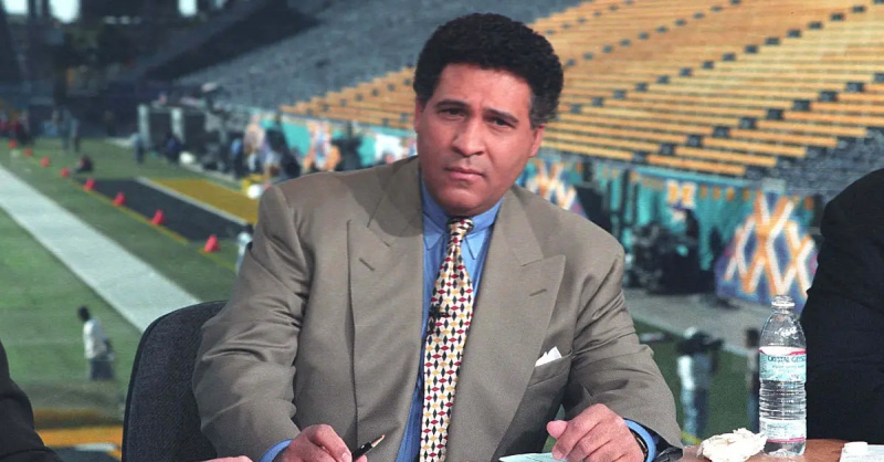 Greg Gumbel kommenterer for en fotballkamp.