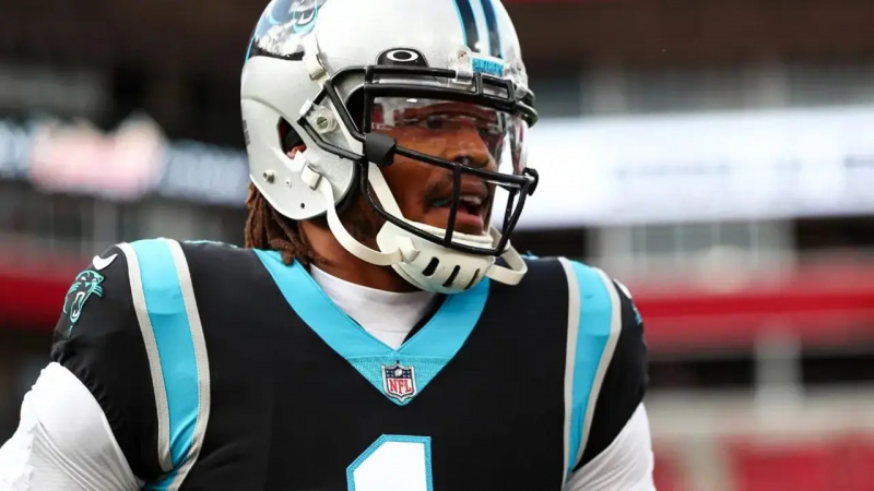 Cam Newton #1 van de Carolina Panthers warmt zich op voorafgaand aan een NFL-wedstrijd tegen de Tampa Bay Buccaneers