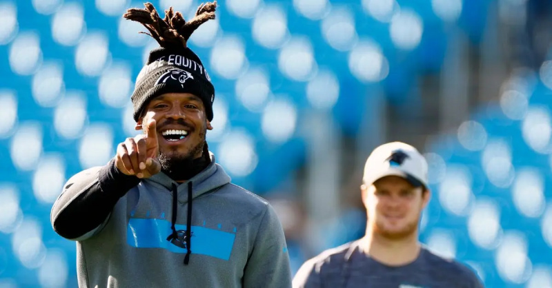 Cam Newton #1 en Sam Darnold #14 van de Carolina Panthers
