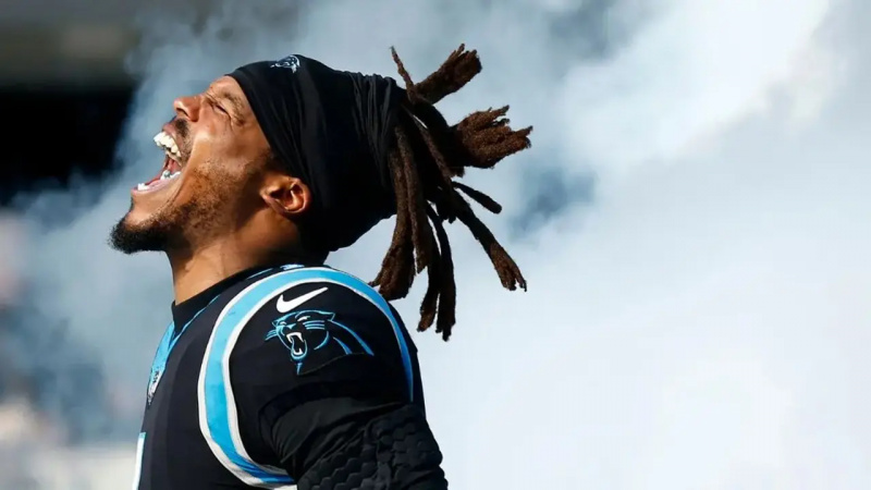 Cam Newton #1 van de Carolina Panthers wordt geïntroduceerd voorafgaand aan de eerste helft van de wedstrijd tegen de Tampa Bay Buccaneers