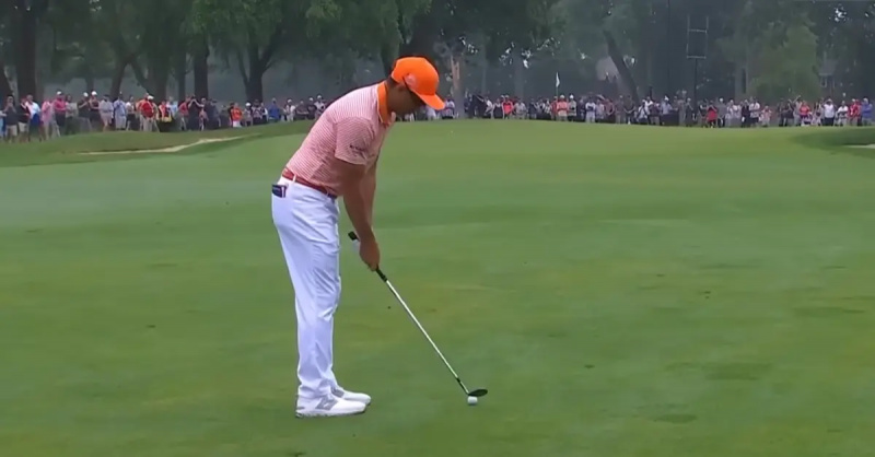 Proffsgolfaren Rickie Fowler förbereder sig för att svinga.