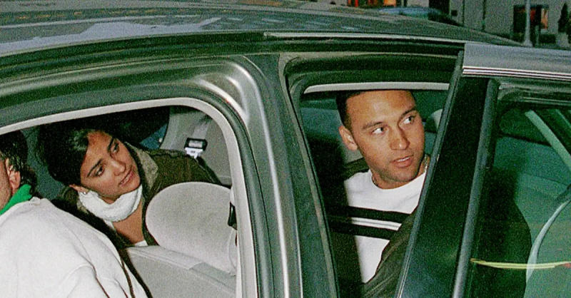 Lara Dutton ve Derek Jeter Nello'dan ayrılıyor's Reataurant Oct. 9, 2000, in New York City.