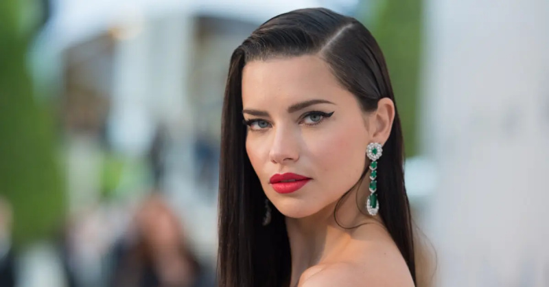 Adriana Lima, 23 Mayıs 2019'da Cap d'de Hotel du Cap-Eden-Roc'ta düzenlenen amfAR Cannes Gala 2019'a katıldı'Antibes, France.