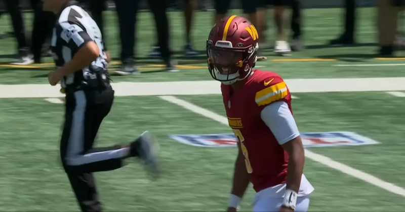 Jayden Daniels durante su debut en la pretemporada de la NFL.