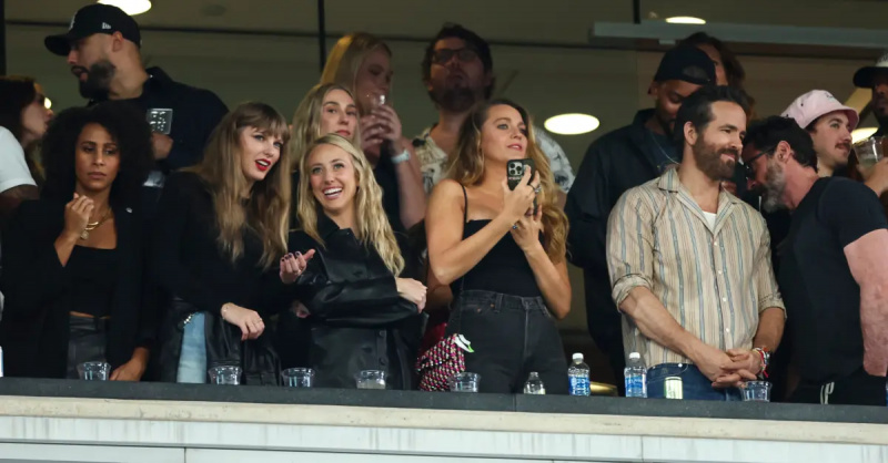 (L-R) Taylor Swift, Brittany Mahomes, Blake Lively, Ryan Reynolds și Hugh Jackman la meciul Chiefs-Jets din 1 octombrie 2023.