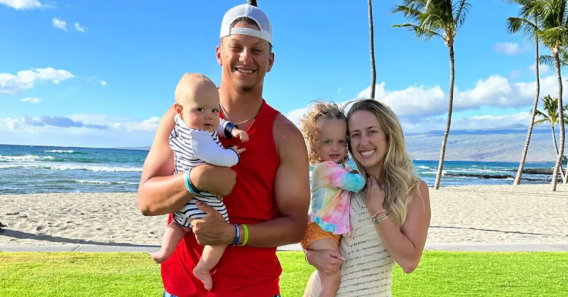 Patrick și Brittany Mahomes pozând alături de cei doi copii ai lor, Sterling și Bronze, în august 2023.