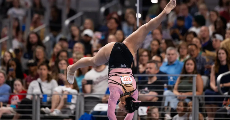 Gimnastele pot face imposibilul - Unii fac asta cu ajutorul unui șosete