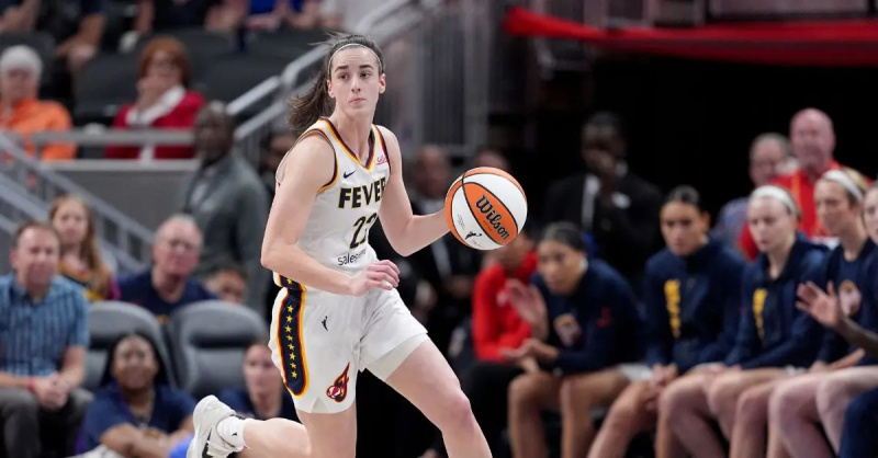 Indiana Fever'ın 22 numaralı oyuncusu Caitlin Clark, Washington Mystics'e karşı oynanan maçta top sürüyor