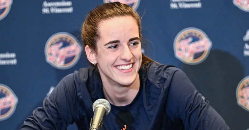 Indiana Fever'dan Caitlin Clark #22, Atlanta Dream'e karşı oynanan maç öncesinde basın toplantısında konuşuyor