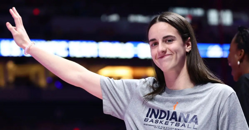 Indiana Fever'dan Caitlin Clark, 2024 ABD Olimpiyat Takımı Yüzme Denemelerinin Dördüncü Gününde görülüyor