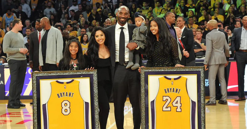Kobe Bryant med sin familie ved hans trøjeindvielse.