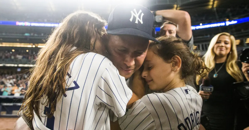   Alex Rodriguez grli svoje kćeri Natashu i Ellu nakon posljednje utakmice igrača New York Yankeeja u petak, 12. kolovoza 2016.