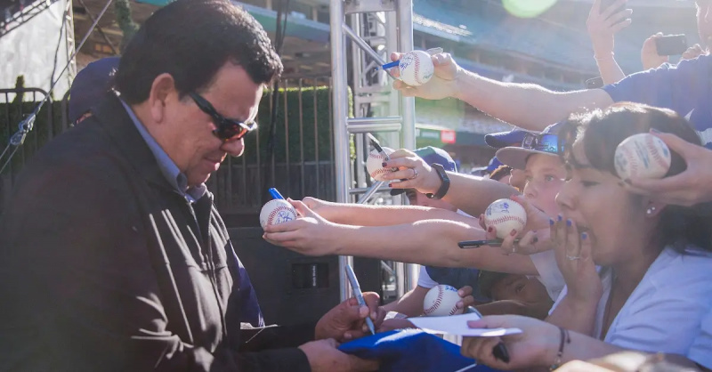 Fernando Valenzuela träffar fans och skriver autografer