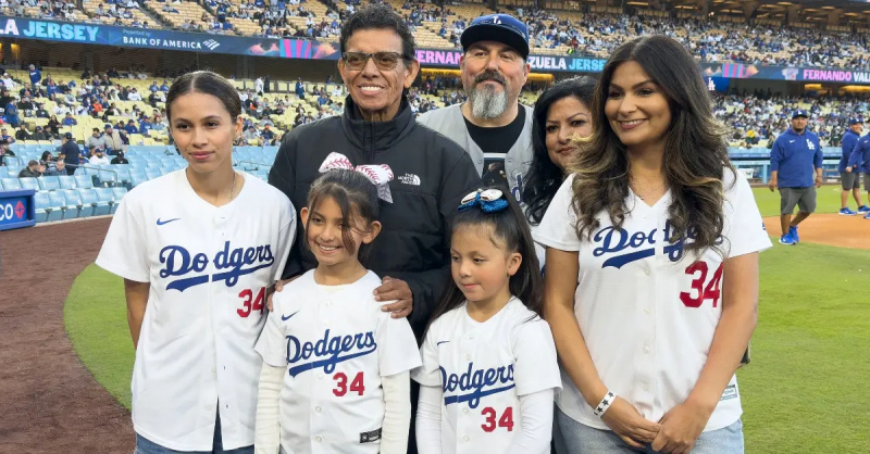Fernando Valenzuela med familj på Jersey Day give away