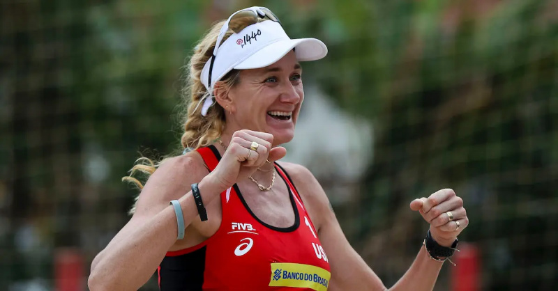 Kerri Walsh Jennings, des États-Unis, célèbre la victoire après le match contre Andrea Strbovaa et Natalia Dubovcova, de Slovaquie, lors du Circuit mondial FIVB 2019, le 17 mai 2019 à Itapema, Brésil