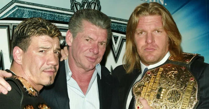 Eddie Guerrero, Vince McMahon et Triple H en 2004