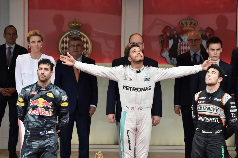 Daniel no Grande Prêmio de F1 em Mônaco ao lado de Lewis Hamilton e Sergio Perez.
