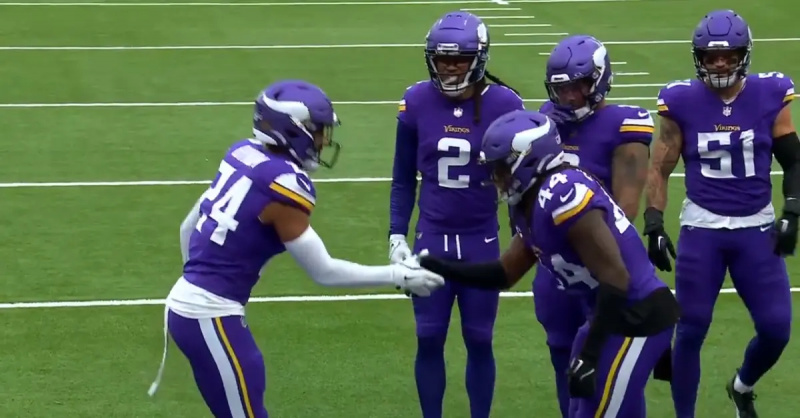 (soldan sağa): Minnesota Vikings oyuncuları Cam Bynum ve Josh Metellus yapıyor'The Parent Trap' handshake