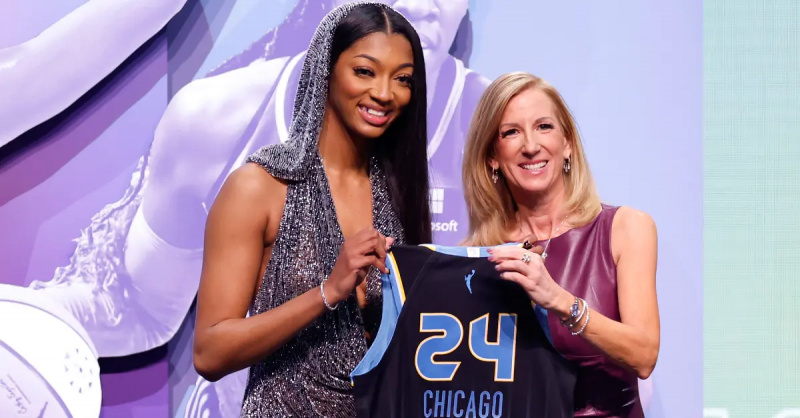 Angel Reese và Ủy viên WNBA Cathy Engelbert tại WNBA Draft 2024.