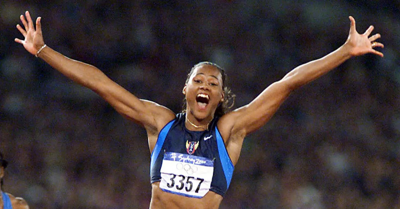 Marion Jones en fête aux Jeux olympiques de Sydney en 2000.