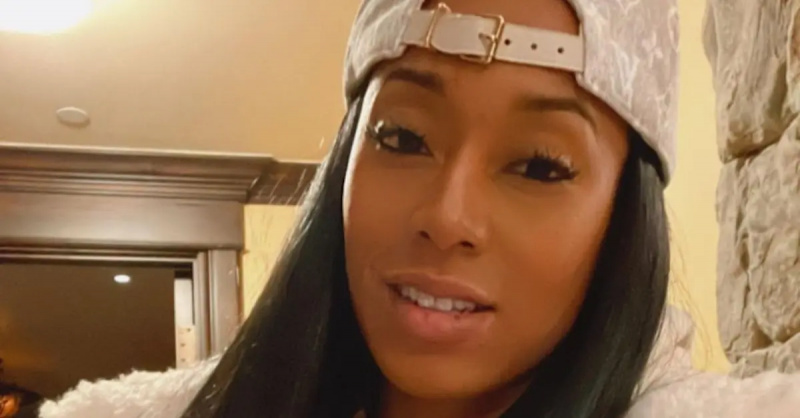 Kiara Morrison ters bir şapka ve lüks bir ceket giyiyor.