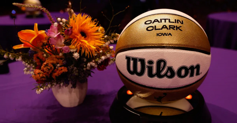 WNBA Rookie plaća Caitlin Clark manja je od onoga za što se prodaje njezina NCAA Rookie kartica