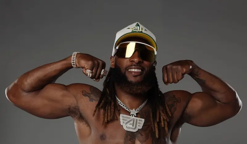 Aaron Jones savija se i nosi sunčane naočale