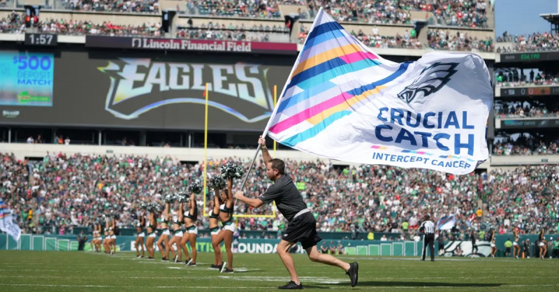 „Crucial Catch“ vėliava buvo mojuojama per „Eagles-Chiefs“ žaidimą 2021 m. spalį.