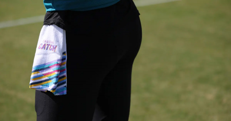 Džeksonvilio „Jaguars“ gynėjas dėvi „Crucial Catch“ rankšluostį per „Jaguars-Giants“ žaidimą 2022 m. spalio 23 d.