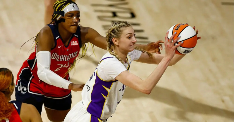 卡梅伦·布林克 (Cameron Brink) 洛杉矶火花队 (Los Angeles Sparks) #22 和阿丽雅·爱德华兹 (Aaliyah Edwards) #24 华盛顿神秘队 (Washington Mystics)