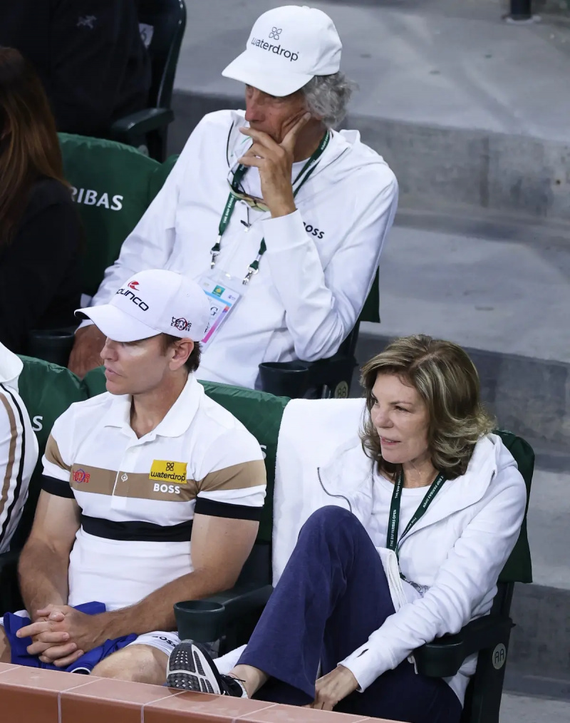 Guy Fritz (Taka R) ja Kathy May (Front R) yhdysvaltalaisen Taylor Fritzin äiti ja isä katsovat hänen pelaavan tanskalaista Holger Runea vastaan heidän neljännen kierroksen ottelussaan BNP Paribas Openin aikana Indian Wells Tennis Gardenissa 13. maaliskuuta. 2024 Indian Wellsissä, Kaliforniassa. (Kuva: Clive Brunskill/Getty Images)