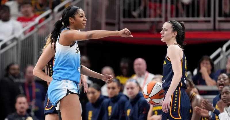 Angel Reese réagit après avoir commis une faute sur Caitlin Clark lors du match Sky-Fever le 16 juin 2024 à Indianapolis.