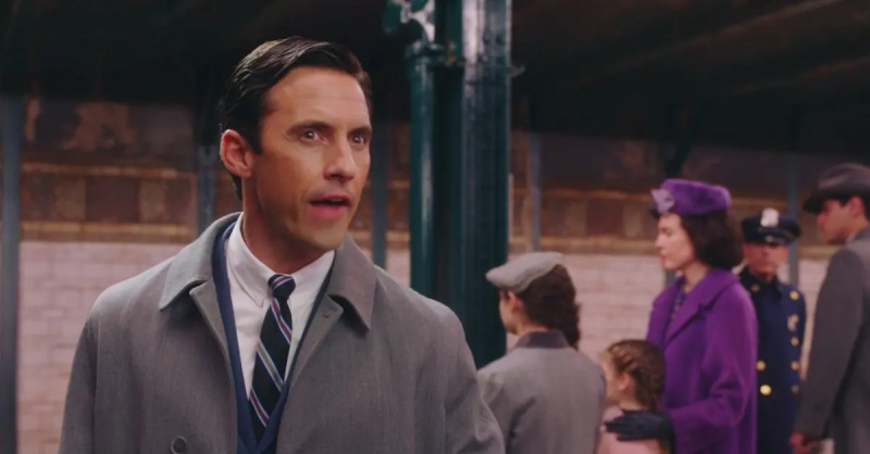 西尔维奥(米洛·文堤米利亚 Milo Ventimiglia 饰)身着灰色西装和蓝色领带在纽约地铁里显得很恼火