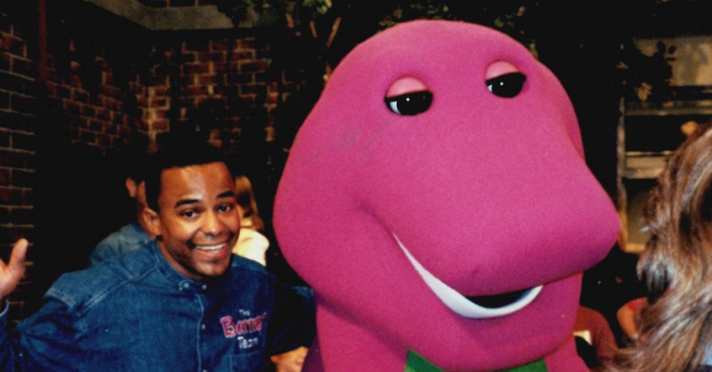 David Joyner e Barney il dinosauro dentro'I Love You, You Hate Me'