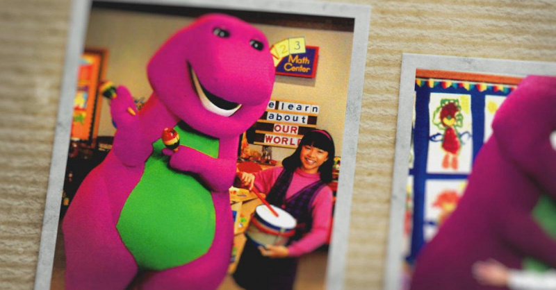 Barney il Dinosauro e Pia Hamilton dentro'I Love You, You Hate Me'