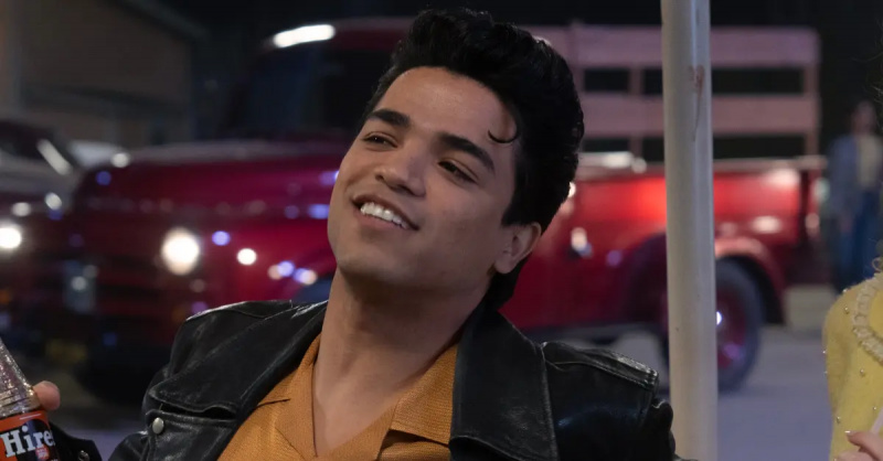 ג'ונתן ניבס בתפקיד ריצ'י ולדובינוס ב'Grease: Rise of the Pink Ladies'