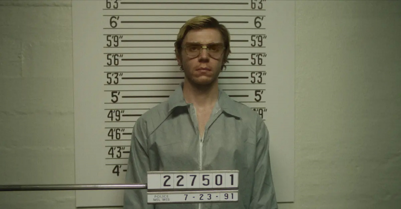 'DAHMER - Monster: The Jeffrey Dahmer Story'의 에반 피터스