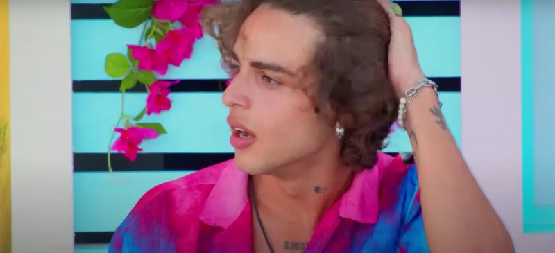 Joao i en tie-dye skjorta på Too Hot to Handle