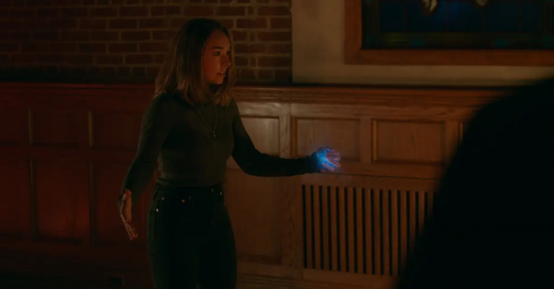 Angelina utilisant l'Omega Sapphire dans la saison 4 de'Manifest.'
