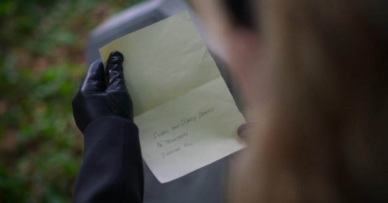 Беатрікс's note left for Stella with her sisters' identities.