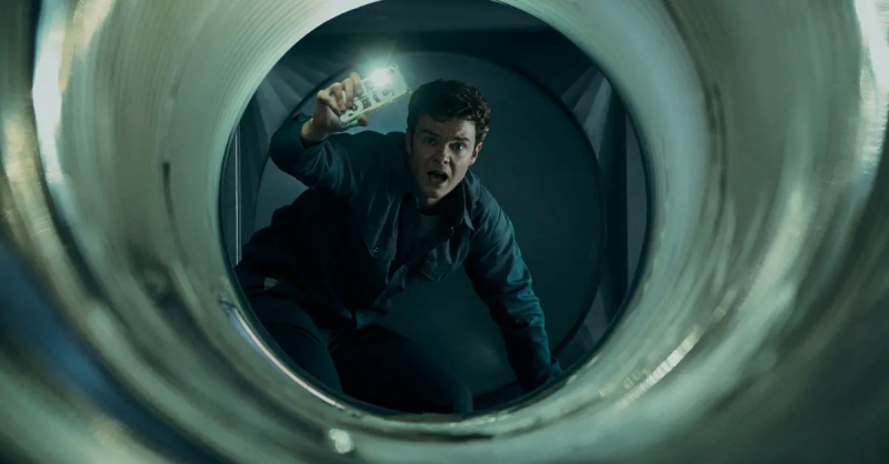 Hughie koristi svjetiljku svog telefona dok gleda u tunel u 4. sezoni'The Boys.'
