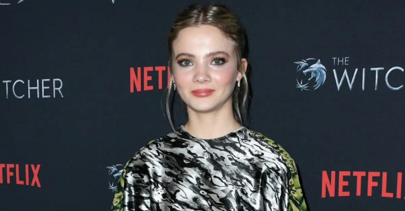 弗雷娅·艾伦 (Freya Allan) 于 2019 年 12 月 3 日在埃及剧院参加 Netflix 《巫师》洛杉矶粉丝体验活动