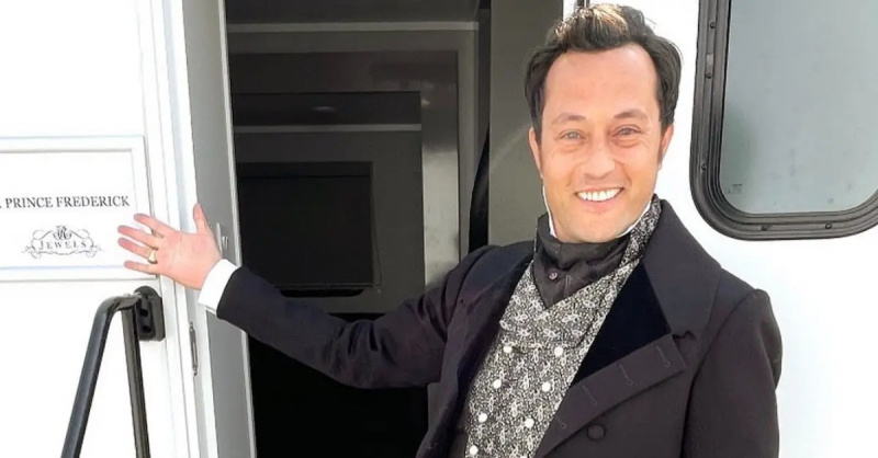 Felix Brunger, u svom'Queen Charlotte: A Bridgerton Story' costume, points to his trailer