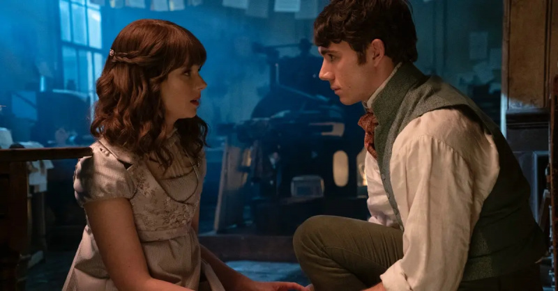 Eloise et Theo Sharpe passent un moment intime dans son imprimerie.