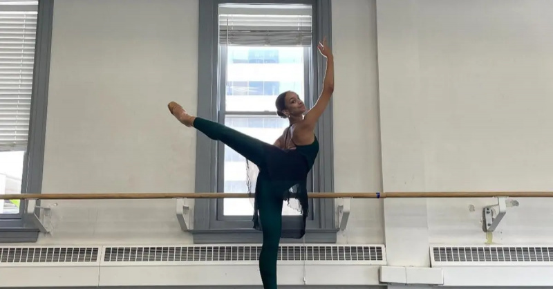 Kaeli Ware di studio balet