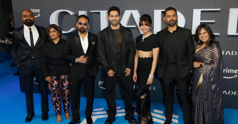 (Soldan Sağa) Sushant Sreeram, Yazar Sita Menon, Yönetmen Krishna DK, Varun Dhawan, Samantha Ruth Prabhu, Yönetmen Raj Nidimoru ve Aparna Purohit'Citadel' premiere April 18, 2023