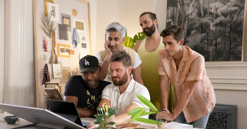 Bijušais 'Queer Eye' zvaigzne Bobijs Berks kliedz pēc tam, kad Netflix izdzēsa viņa ikonu