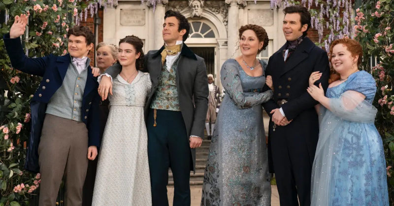 Gregory, Hyacinth, Benedict, Violet, Colin et Penelope debout devant la maison Bridgerton.